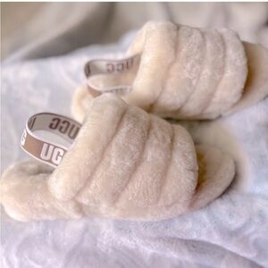 UGG:Cream Fluff Yeah Slides. Size: 7
Elastic strap with UGG® logo.